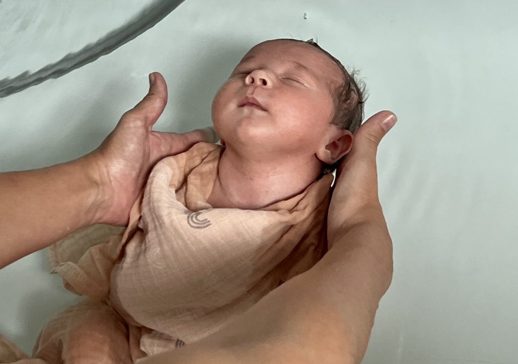 bébé détendu pendant un thalasso bain bébé