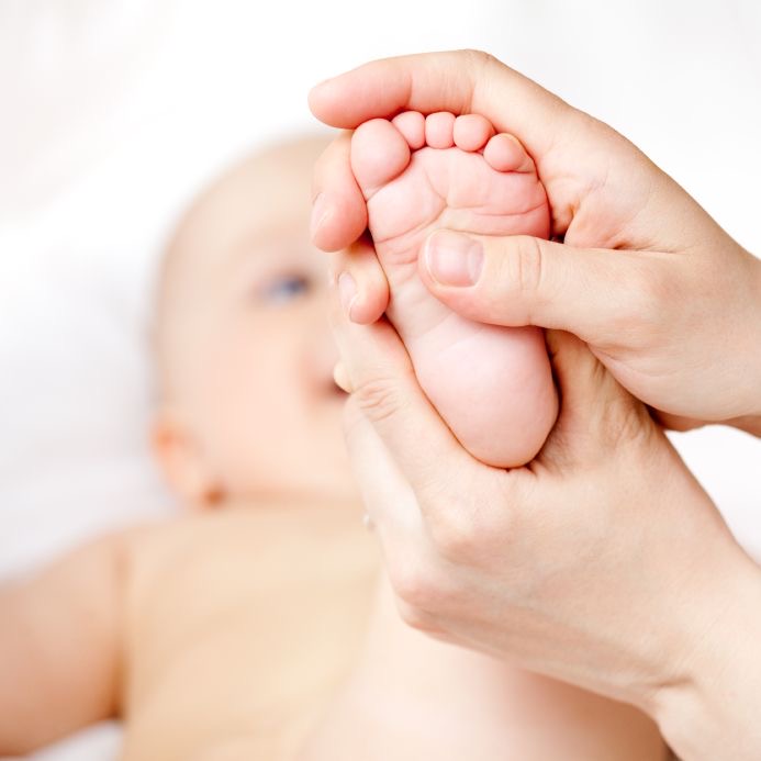 massage du pied d'un bébé